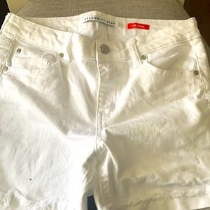 NWOT Celebrity Pink 5 / 27 white denim cuffed short